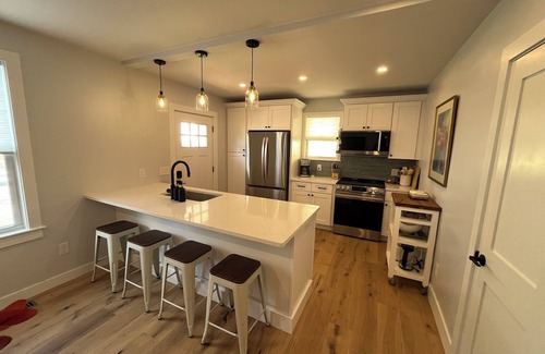 Wakefield-Peacedale Condominio | Beautiful 3-bedroom, 2-bath condo located in downtown Wakefield!