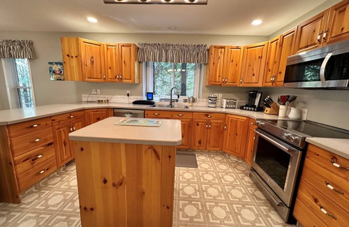Swansea Point Casa | Beautiful 3 Bedroom, 2 Bath, Large private lot that backs onto Hummingbird Creek