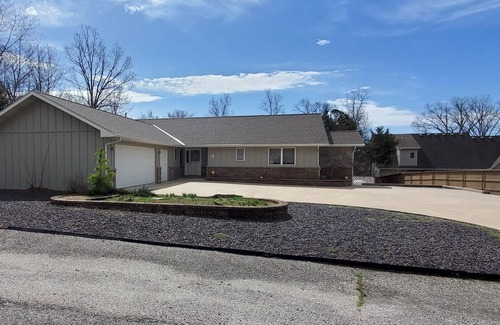Eureka Springs Casa | Beautiful 3 bedroom 2 bath home NEAR THE COUNTRY CLUB!