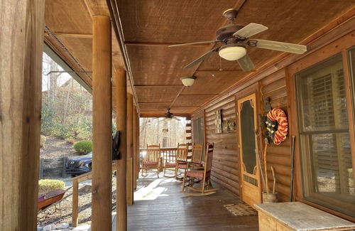 Vein Mountain Cabina | Beautiful 3 bedroom 3 bath log cabin 40 minutes from Asheville.