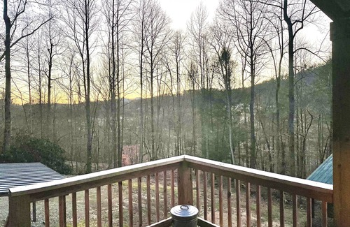 Vein Mountain Cabina | Beautiful 3 bedroom 3 bath log cabin 40 minutes from Asheville.