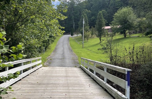 Vein Mountain Cabina | Beautiful 3 bedroom 3 bath log cabin 40 minutes from Asheville.