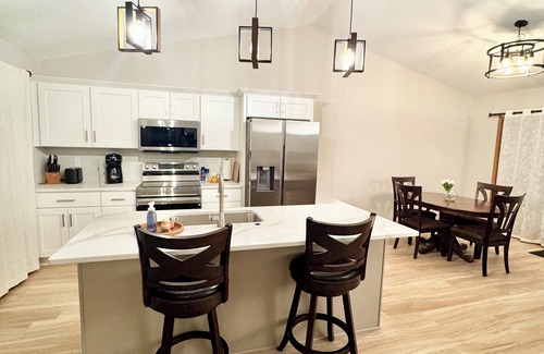 Weber Casa | Beautiful 3-bedroom /4 bed house in IC in Great Location