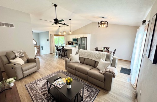 Weber Casa | Beautiful 3-bedroom /4 bed house in IC in Great Location