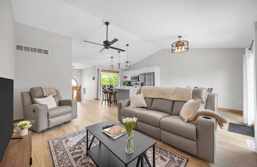 Weber Casa | Beautiful 3-bedroom /4 bed house in IC in Great Location
