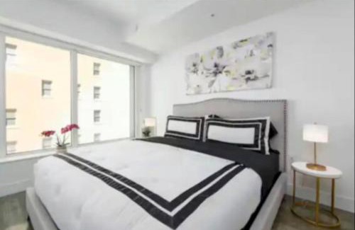 Downtown Los Angeles Apartamento | Beautiful 3 Bedroom High Rise with Pool, Hot Tub and Rooftop Views