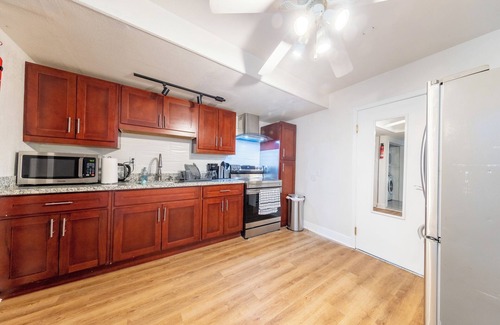 San Bruno Casa | Beautiful 3-bedroom house with AC in San Bruno