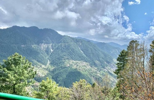 Nathia Gali Apartamento | Beautiful 3 bedroom furnished Apartment facing towards the mountains