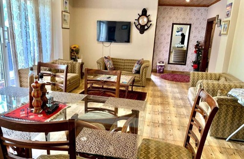 Nathia Gali Apartamento | Beautiful 3 bedroom furnished Apartment facing towards the mountains