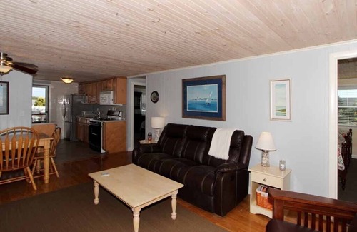 West Dennis Cabaña | Hermosa casa de 3 dormitorios con terraza enorme y caminar a la playa privada!
