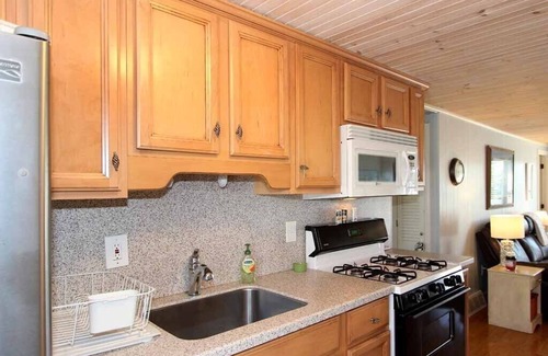 West Dennis Cabaña | Hermosa casa de 3 dormitorios con terraza enorme y caminar a la playa privada!