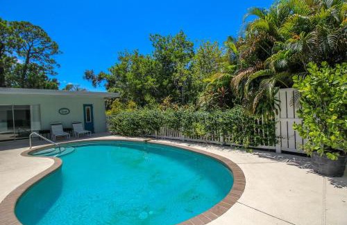 Gulf Gate Estates Casa | Beautiful 3 BR pool home minutes from Siesta Key - Blue Dolphin