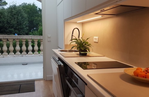 Cagnes-sur-Mer Casa | Hermoso apartamento tranquilo de 3 habitaciones, parte superior de la villa, renovado en 2018, estacionamiento seguro