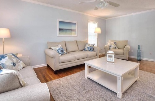 Tranquil Harbour Casa | Beautiful,3BR/2BA-2 Minute Drive to BEACH-Close to Stores&Restaurants-Sleeps 8