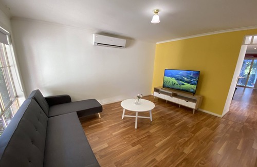 Bayswater Casa | Beautiful 3BR home in Great Bayswater Location.
