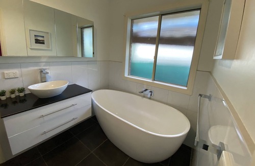 Bayswater Casa | Beautiful 3BR home in Great Bayswater Location.