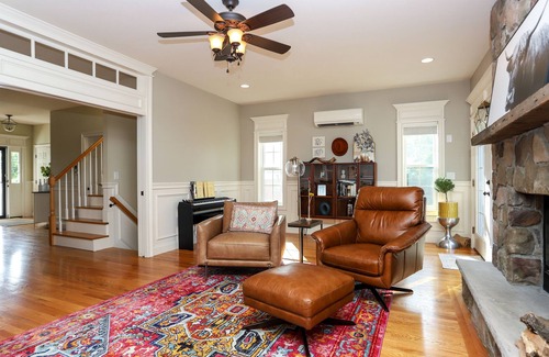 Beacon Casa | Beautiful 4 bd 4bth Beacon House with Hot Tub close to town and hiking trails...