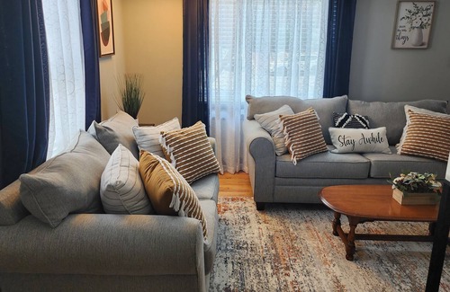 Waterbury Casa | Beautiful 4 bed, 2 bath centrally-located home