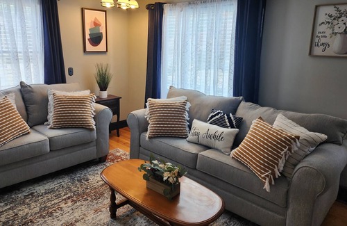 Waterbury Casa | Beautiful 4 bed, 2 bath centrally-located home