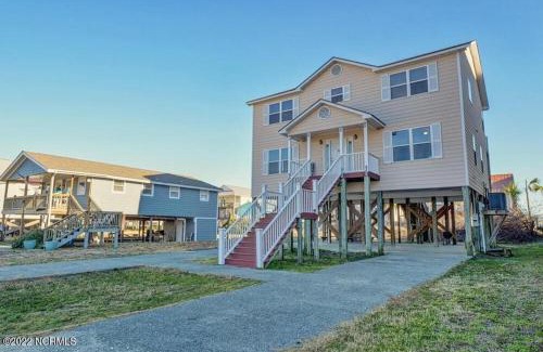 Surf City Casa | Beautiful 4 bed 3 bath beach cottage with wonderful ocean views