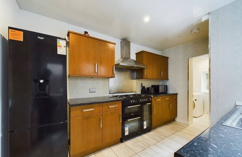 Selhurst Casa | Beautiful 4 bed | 3 bathroom house | Garden| 5 mins walk to East Croydon station