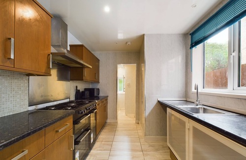 Selhurst Casa | Beautiful 4 bed | 3 bathroom house | Garden| 5 mins walk to East Croydon station