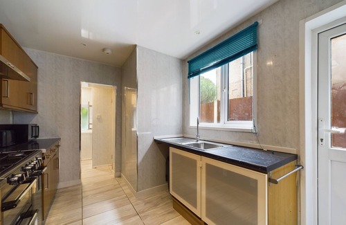Selhurst Casa | Beautiful 4 bed | 3 bathroom house | Garden| 5 mins walk to East Croydon station