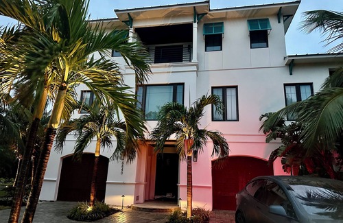 Whitney Beach Casa | Beautiful 4-bedroom house walking distance to beach and restaurants Longboat Key