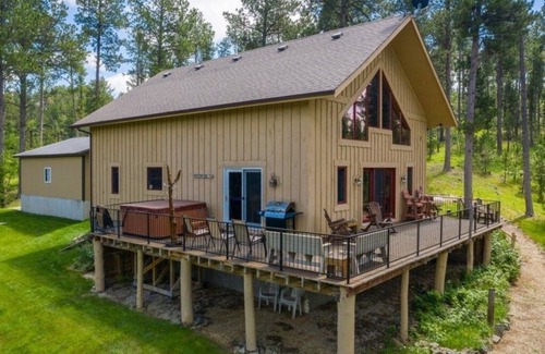 Benchmark Cabina | Hermosa cabaña de 4 dormitorios y 3 baños ubicada en el centro de Black Hills