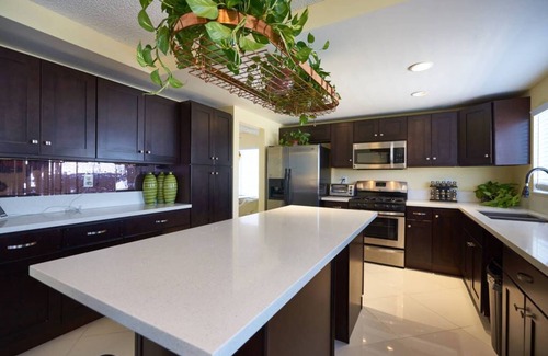 Perris Casa | Beautiful 4 Bedroom, 4 KING size Beds, COZY