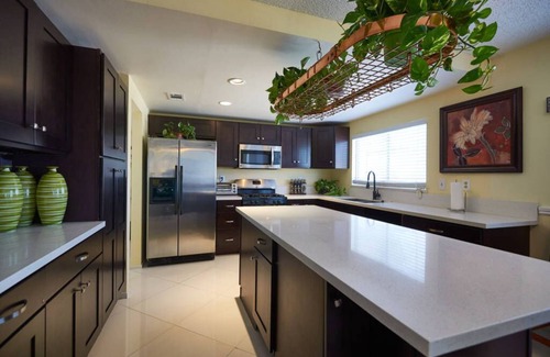 Perris Casa | Beautiful 4 Bedroom, 4 KING size Beds, COZY