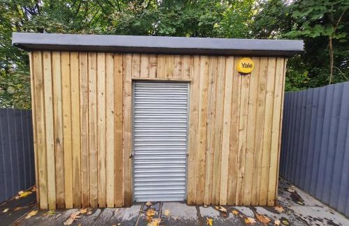 Park Casa | Beautiful 4 bedroom house near town centre. With Bike Store Perfect for Bike Park Wales
