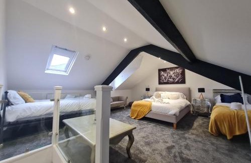 Park Casa | Beautiful 4 bedroom house near town centre. With Bike Store Perfect for Bike Park Wales