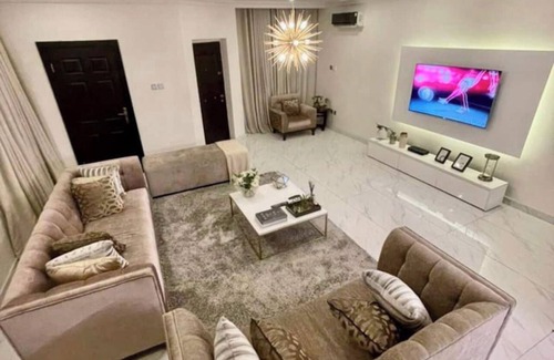 Ofin Casa | Beautiful 4 Bedroom Terrace. Quiet get away in the City Center