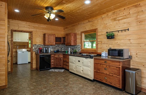 Timberville Cabina | Beautiful 4 Bedroom Log Cabin | Shenandoah Valley (NEW STOVE)