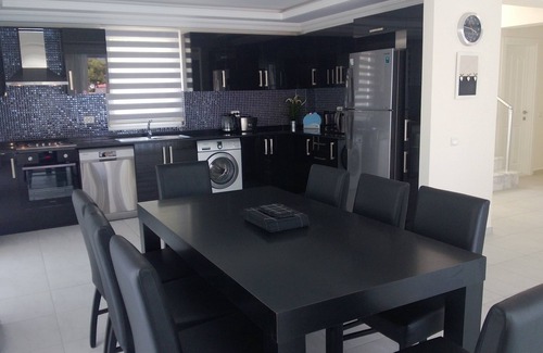 Oludeniz Villa | Hermosa villa de 4 dormitorios, con piscina privada climatizada y jardín y vistas a la montaña,