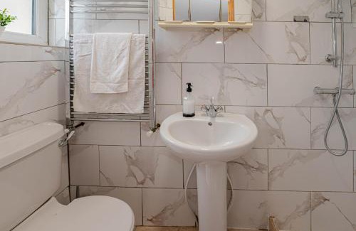 Plumstead Casa | Beautiful 4 bedrooms house, 7 walk to train station
