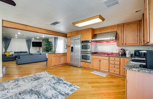 Las Vegas Casa | Beautiful 4bedroom,3bath ,5bed,2 sleep sofa,10 min Downtown,Pool,Hot Tub! Game !