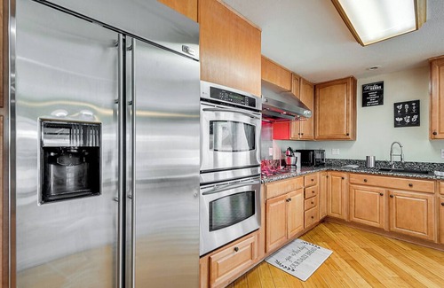 Las Vegas Casa | Beautiful 4bedroom,3bath ,5bed,2 sleep sofa,10 min Downtown,Pool,Hot Tub! Game !