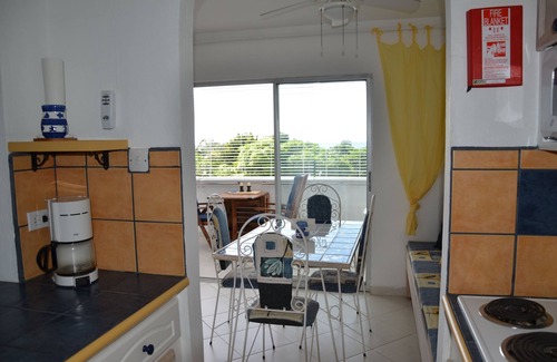 Halcyon Heights Apartamento | Hermosa 4ta. piso en condominio con piscina y espectaculares puestas de sol y vista al mar