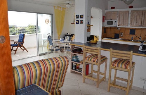 Halcyon Heights Apartamento | Hermosa 4ta. piso en condominio con piscina y espectaculares puestas de sol y vista al mar