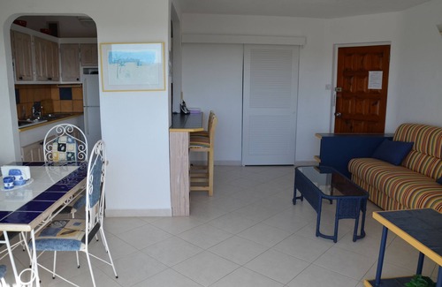 Halcyon Heights Apartamento | Hermosa 4ta. piso en condominio con piscina y espectaculares puestas de sol y vista al mar