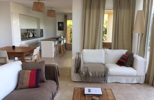 Portigliolo Villa | Hermosa casa diseñada por un arquitecto, ideal para familias con vista al mar con piscina.