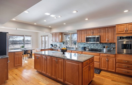 Lake Zurich Casa | Beautiful 5 bedroom home on private fishing lake
