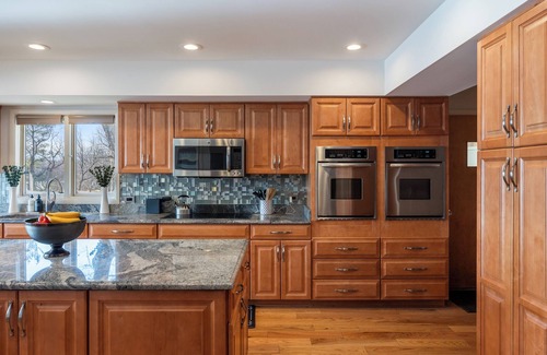 Lake Zurich Casa | Beautiful 5 bedroom home on private fishing lake