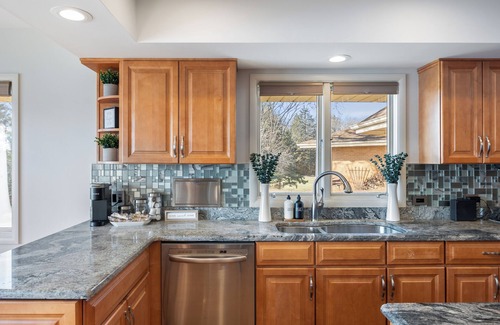 Lake Zurich Casa | Beautiful 5 bedroom home on private fishing lake