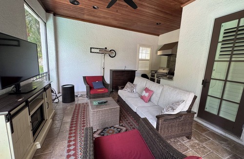 Sunset Park Casa | Beautiful 5-bedroom Home in South Tampa with Pool on the Water