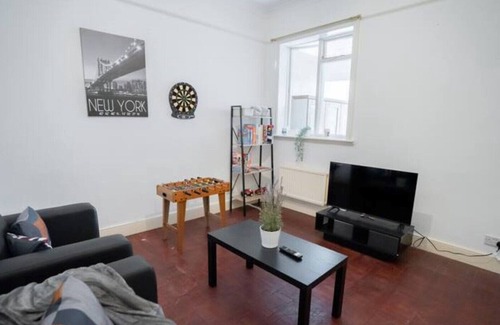 Lewisham Casa | Beautiful 5 Bedroom House With Private Garden