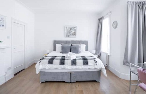 Lewisham Casa | Beautiful 5 Bedroom House With Private Garden