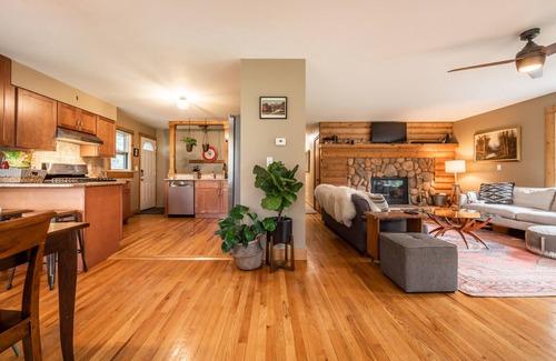 Cascade-Chipita Park Casa | Beautiful 5 BR Creek-side Cabin Pikes Peak